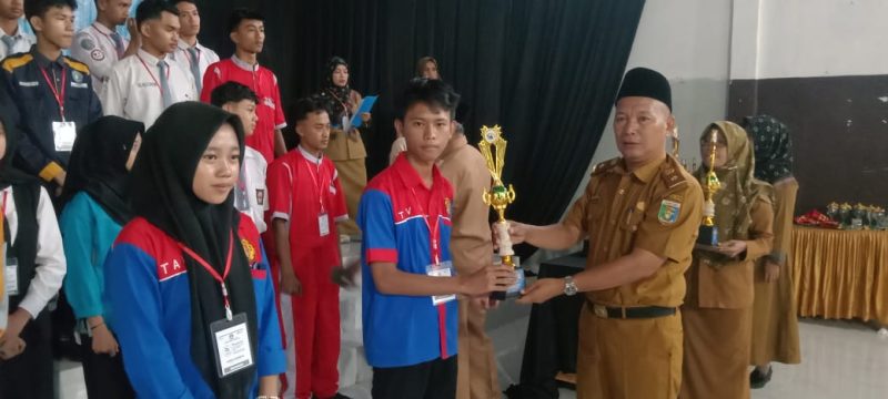 Penyerahan Trofi juara kepada peserta LKS SMK se-Tanggamus Il SUARAUTAMA.ID