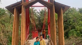 Aura bahagia terpancar dari 2 gadis kecil saat berpose di ujung jembatan baru