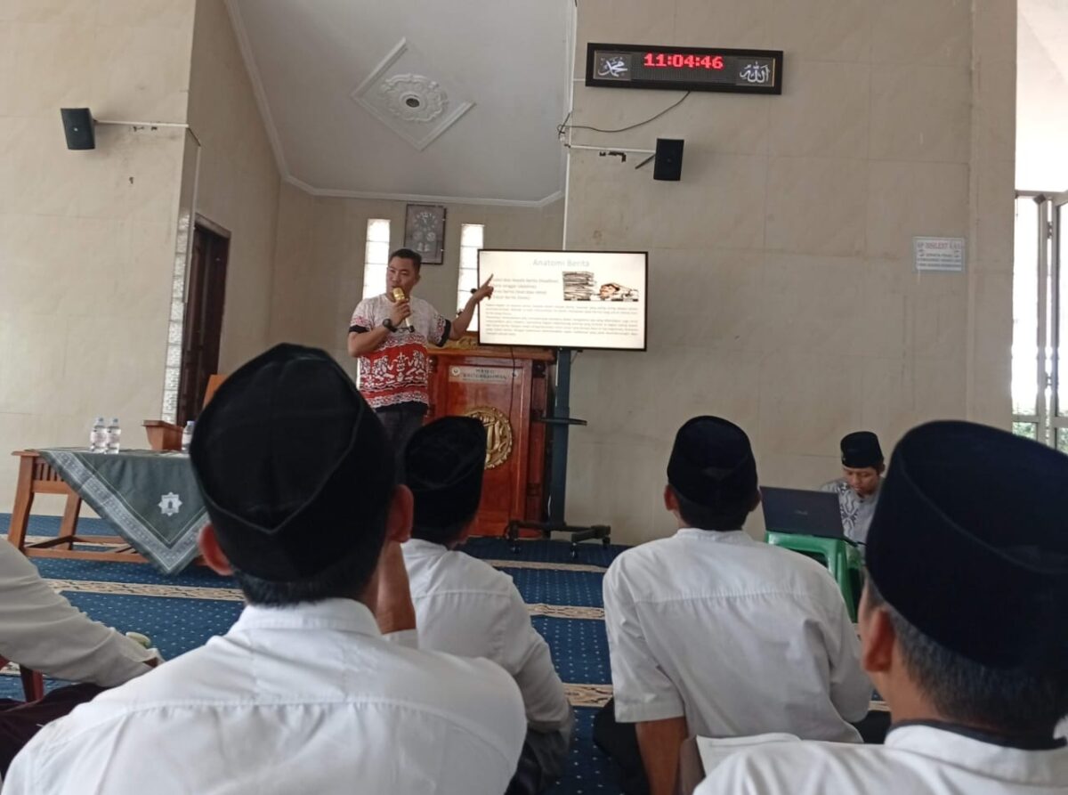 Keterangan: kegiatan pelatihan jurnaslitik di Pesantren Quran Center Hidayatullah (Foto-Sundoro S. Si) 