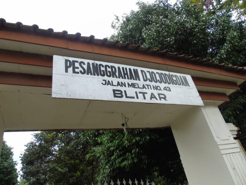 Gapura masuk Pesanggrahan Djoyodigdan
