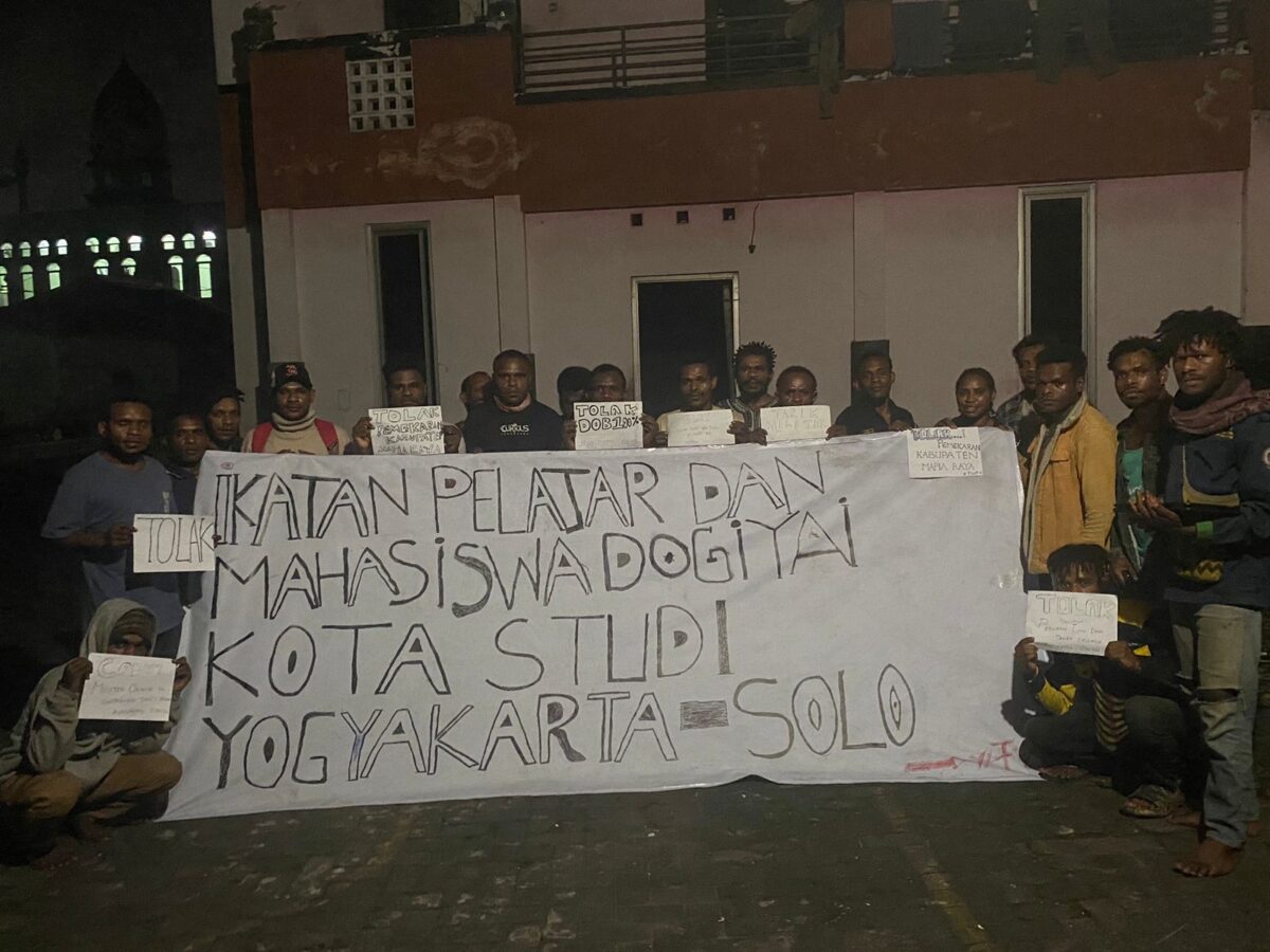 Usai ambil pernyataan dan pengangan poster tolaknya mereka