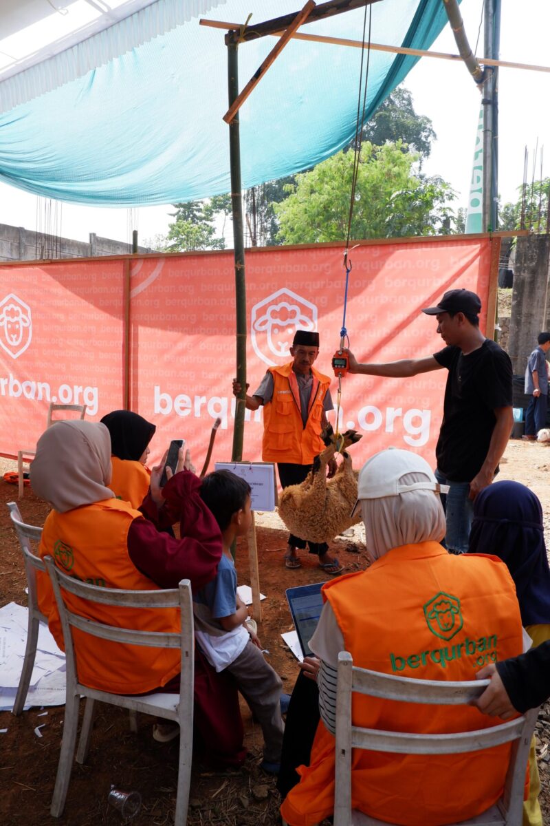 Proses pemotongan hewan kurban di pesantren Generasi Qurani (SUARA UTAMA.ID)