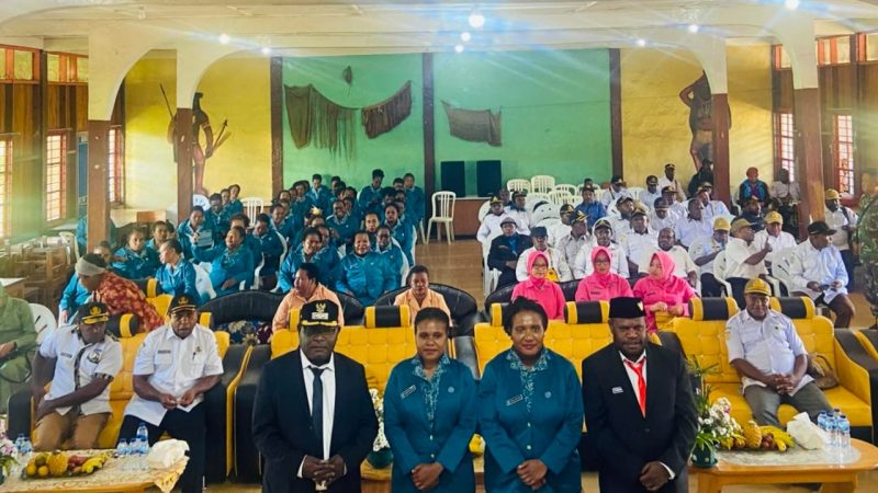 Usai Bupati kabupaten Dogiyai Yudas Tebai gelar lantik pengurus TP PKK kabupaten Dogiyai.