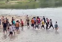 Warga Sripurnomo Semaka saat evakuasi korban buaya. Suarautama.id