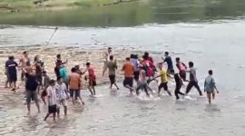 Warga Sripurnomo Semaka saat evakuasi korban buaya. Suarautama.id