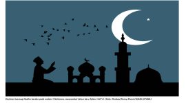 seorang Muslim berdoa pada malam 1 Muharam