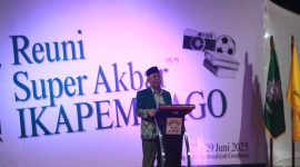 Foto: Wakil Pimpinan Wilayah Muhammadiyah, Prof. Dr. KH. Mustari Bosrah, membuka Reuni Super Akbar