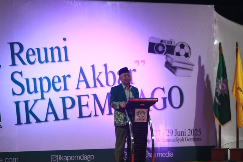 Foto: Wakil Pimpinan Wilayah Muhammadiyah, Prof. Dr. KH. Mustari Bosrah, membuka Reuni Super Akbar
