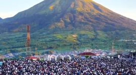 FOTO : Jamaah Sholat Idul Adha 1446H di kaki gunung Sumbing, desa butuh Kalikajar Wonosobo. (Ilham Akbar/SUARA UTAMA)