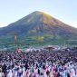 FOTO : Jamaah Sholat Idul Adha 1446H di kaki gunung Sumbing, desa butuh Kalikajar Wonosobo. (Ilham Akbar/SUARA UTAMA)