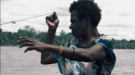 Ket: Mama Laurensia yang sedang menjala ikan di sungai Digoel. Sumber : Project Multatuli 2023