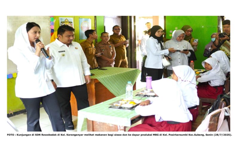 FOTO : Kunjungan di SDN Rawabadak di Kel. Karanganyar melihat makanan bagi siswa dan ke dapur produksi MBG di Kel. Pasirkareumbi Kec.Subang, Senin (28/7/2025).

