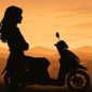 Ilustrasi: Wanita dan Sepeda motor. Suarautama.id.
