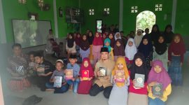 Foto:Fredi Adriansyah, Sarjana Bina Desa sekaligus kader Pemuda Muhammadiyah, saat menyerahkan bantuan buku IQRO, JUZ AMMA, dan Al-Qur’an kepada salah satu TPA di Kecamatan