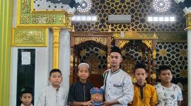 Senyum bahagia anak-anak saat menerima bantuan Iqro dan Al-Qur’an dari program Sarjana Bina Desa Muara Enim
