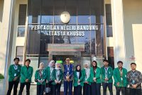 Foto : Bersama dengan mahasiswa KKN terintegrasi UIN Alauddin Makassar