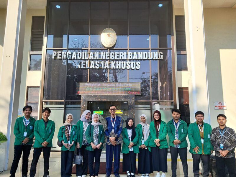 Foto : Bersama dengan mahasiswa KKN terintegrasi UIN Alauddin Makassar