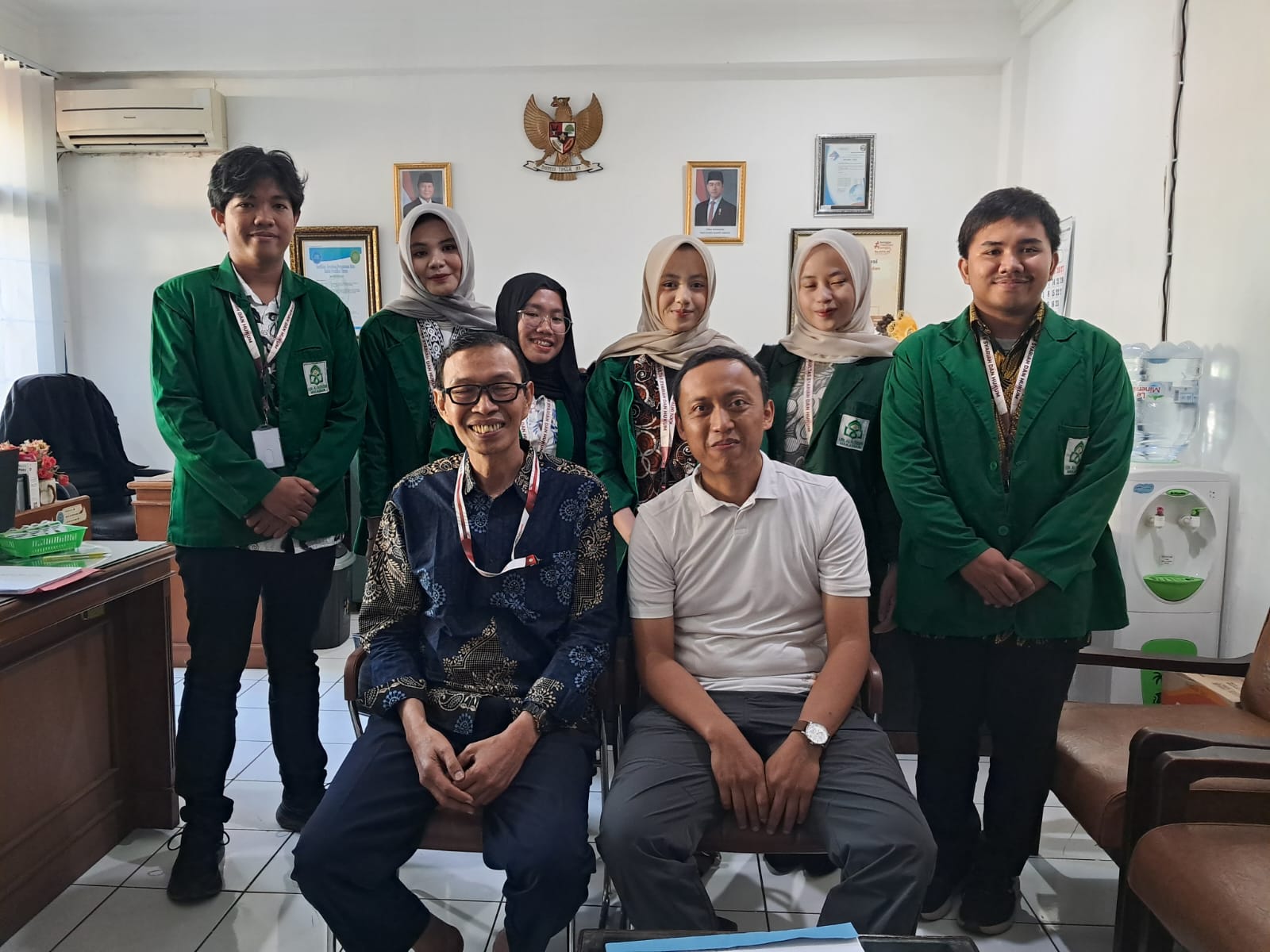 Foto : bersama dengan Kabag Umum Pengadilan Negeri Bandung Kelas 1 Khusus, Halim, Halim,S.H.,M.H. pada saat penerimaan Mahasiswa KKN terintegrasi UIN Alauddin Makassar
