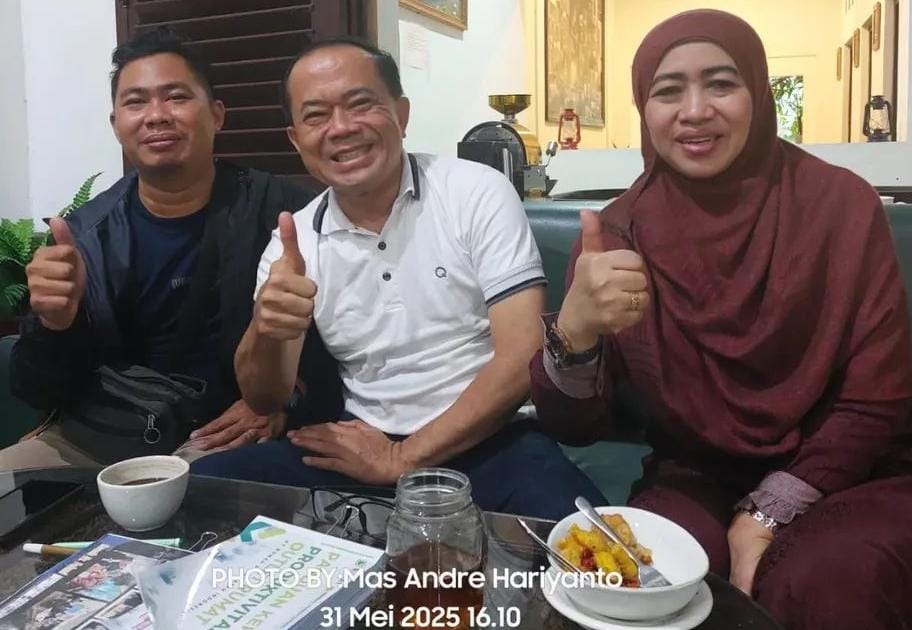 Jurnalis Suara Utama Mas Andre Hariyanto saat bersama dengan Coach Fahmi dan Bunda Yuni di Ladang Coffe Kota Malang, Jawa Timur (Foto : Aisyah Putri Widodo/SUARA UTAMA)