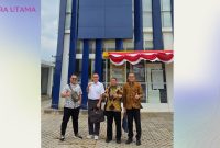 Foto ini menunjukkan Dharsono Irwan bersama tim kuasa hukumnya, merayakan kemenangan dalam sengketa pajak. Gambar ini menggambarkan keberhasilan tersebut, dengan Dharsono dan perwakilan hukumnya memberi jempol di depan gedung, menandai momen penting dalam kasus tersebut.