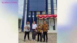 Foto ini menunjukkan Dharsono Irwan bersama tim kuasa hukumnya, merayakan kemenangan dalam sengketa pajak. Gambar ini menggambarkan keberhasilan tersebut, dengan Dharsono dan perwakilan hukumnya memberi jempol di depan gedung, menandai momen penting dalam kasus tersebut.