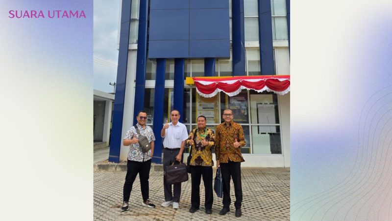 Foto ini menunjukkan Dharsono Irwan bersama tim kuasa hukumnya, merayakan kemenangan dalam sengketa pajak. Gambar ini menggambarkan keberhasilan tersebut, dengan Dharsono dan perwakilan hukumnya memberi jempol di depan gedung, menandai momen penting dalam kasus tersebut.