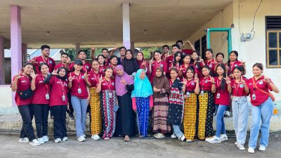 Kegiatan ini juga bertujuan untuk memperkenalkan kepada masyarakat bahwa penjualan hasil produk mereka bisa dilakukan melalui media online tanpa harus turun langsung ke pasar," ujar Petrus Fenansius Dhari, mahasiswa Fakultas Sains dan Teknologi yang menjadi peserta KKN di Desa Tonggo.