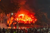 Kondisi Gedung Negara Grahadi, Surabaya, yang hangus terbakar akibat kerusuhan dalam aksi demonstrasi.