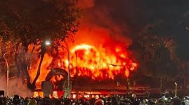 Kondisi Gedung Negara Grahadi, Surabaya, yang hangus terbakar akibat kerusuhan dalam aksi demonstrasi.