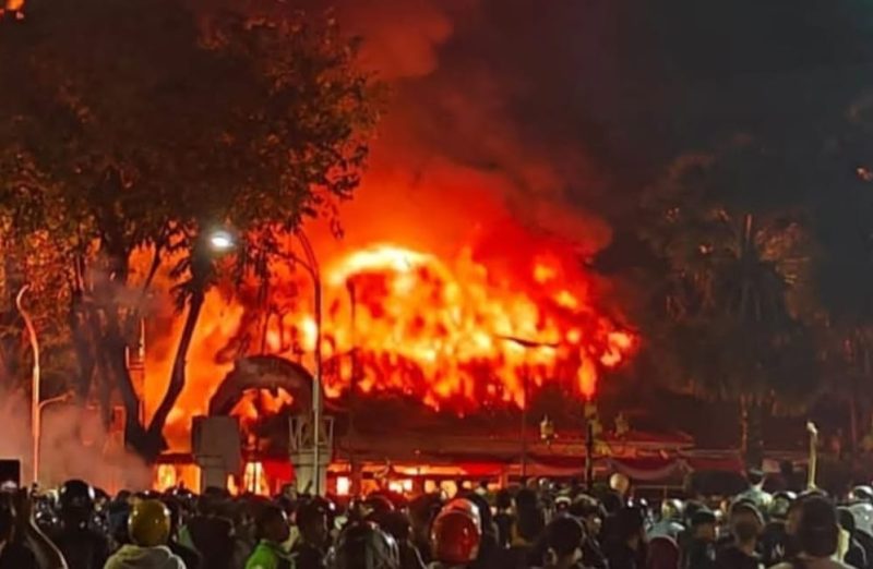 Kondisi Gedung Negara Grahadi, Surabaya, yang hangus terbakar akibat kerusuhan dalam aksi demonstrasi.