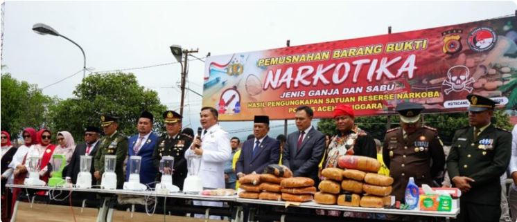 poto Di Hari Kemerdekaan ke-80 RI, Bupati dan Kapolres Aceh Tenggara Musnahkan Barang Bukti Narkotika Suara Utama ID Mengabarkan Kebenaran | Website Resmi Suara Utama