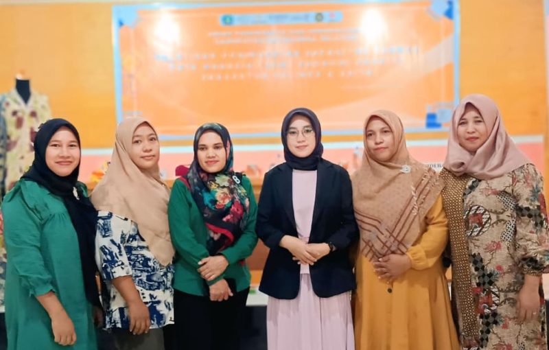 Owner Putri Bajo, Hartati Umar, tampil sebagai salah satu narasumber dalam kegiatan Pelatihan Peningkatan Kapasitas Sumber Daya Manusia (SDM) Ekonomi Kreatif subsektor kuliner dan karya