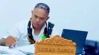 Lurah Danga Yohanes Lado memberikan himbauan kepada masyarakat untuk menjaga kebersihan kota selama Carnaval Mbay 2025.