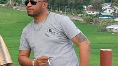 Foto Emanuel Api, mantan pemain PSK Kota Kupang yang kini aktif sebagai pengamat sepak bola. Dalam komentarnya usai semifinal Kemenpora Cup U-12 di Stadion Oepoi Kupang, ia menyebut kemenangan PNFA atas Rendu United B bukan hanya soal mental bertanding, tetapi juga hasil dari latihan rutin dan kepemimpinan pelatih Chafo.