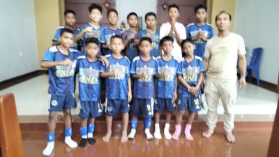 Tim U12 Putra Nagekeo Football Academy sebelum laga pembuka di Stadion Oepoi Kupang."