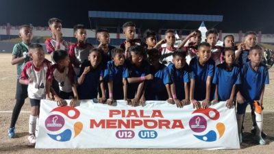 Skuad Rendu United U-12 merayakan lolos 8 besar Piala Kemenpora di Stadion Oepoi, Kupang (3–4 Sept 2025)