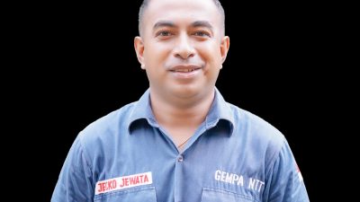 Ketua GEMPA NTT Jecko Jewata saat menyampaikan pernyataan sikap terkait pemecatan Kompol Cosmas Kaju Gae