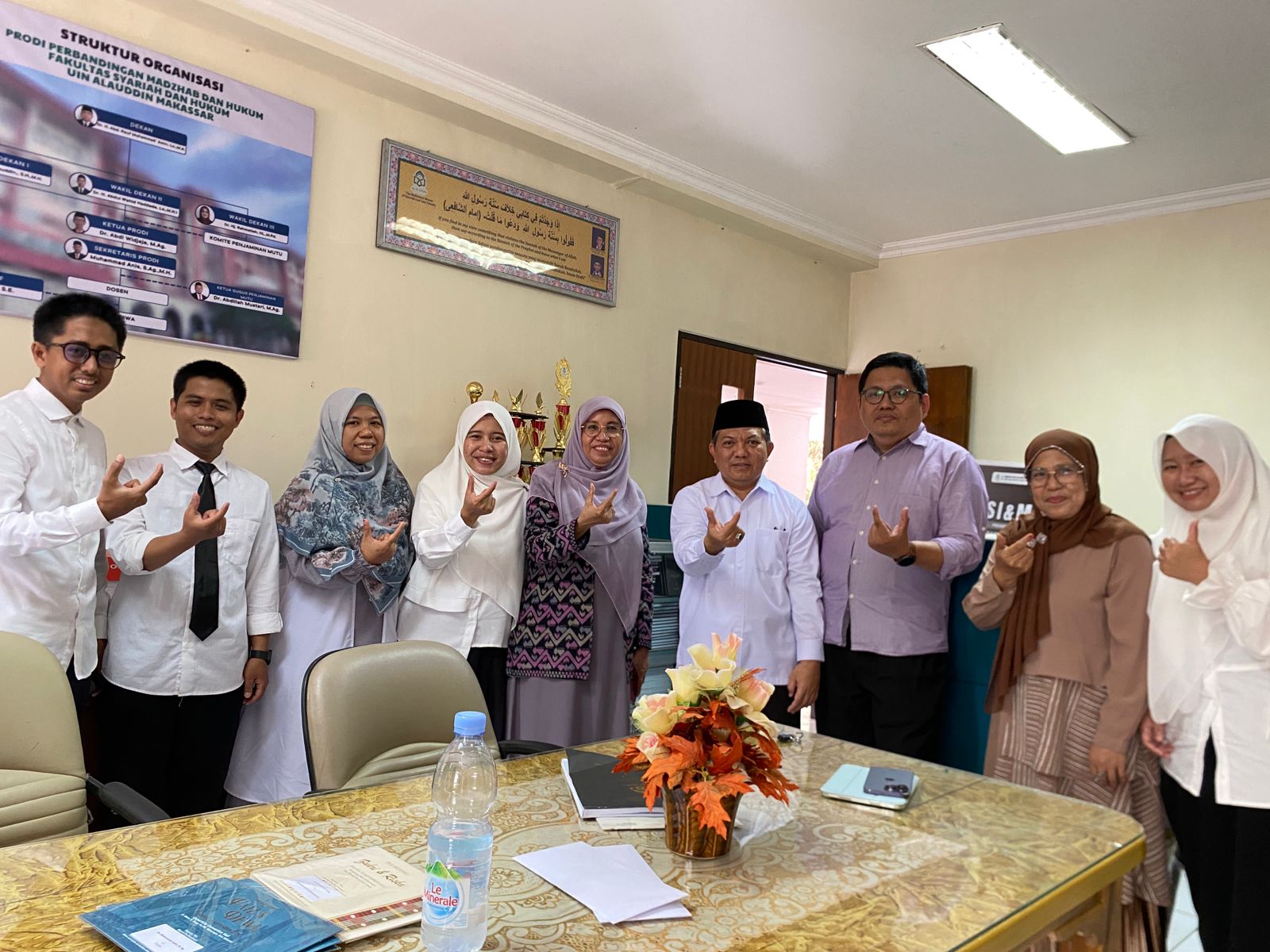 Foto: Dekan Fakultas Syariah dan Hukum bersama civitas Akademika mengucapkan rasa syukur dengan simbol U (Unggul) di ruang Prodi Perbandingan Madzhab dan Hukum