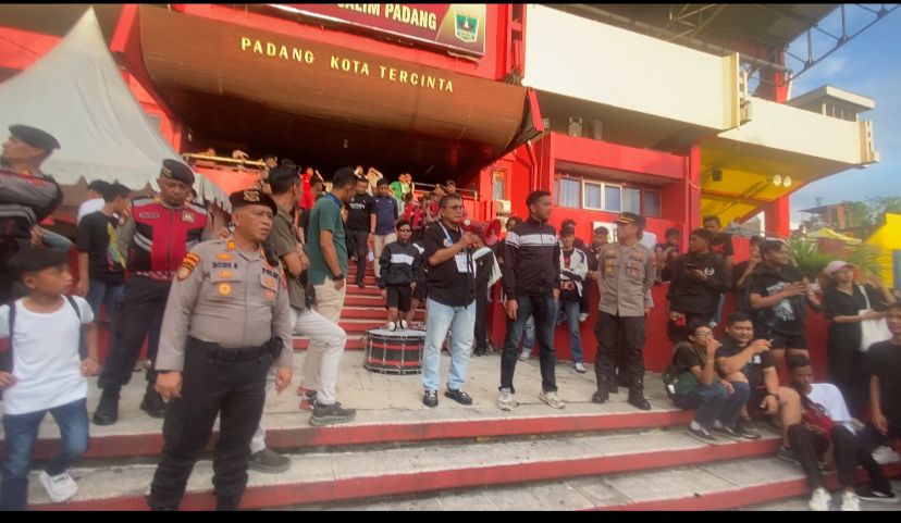 Semen Padang FC Kalah 1-2 dari PSBS BIAK, Manajemen Semen Padang Kecewa ,Pendukung Semen Padang FC Kecewa , CEO Semen Padang FC : Evaluasi Menyeluruh 13 IMG 20250911 WA0156 Semen Padang FC Kalah 1-2 dari PSBS BIAK, Manajemen Semen Padang Kecewa ,Pendukung Semen Padang FC Kecewa , CEO Semen Padang FC : Evaluasi Menyeluruh Suara Utama ID Mengabarkan Kebenaran | Website Resmi Suara Utama