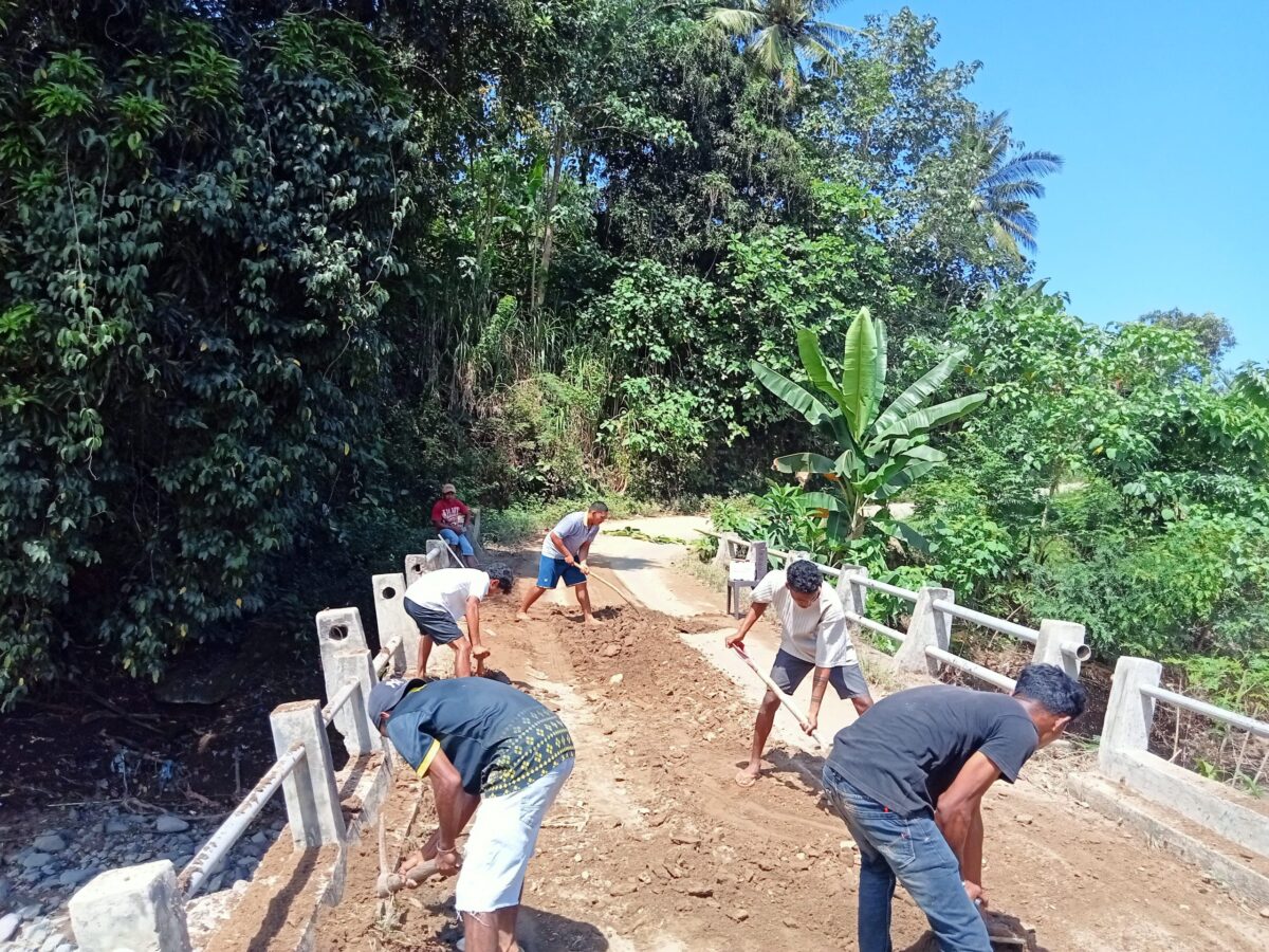 Puluhan Orang Muda Katolik (OMK) Stasi Aewoe membersihkan material lumpur dan batu di Jembatan Aetoro, Sabtu (13/9/2025), setelah banjir bandang menerjang Desa Aewoe, Kecamatan Mauponggo, Kabupaten Nagekeo.