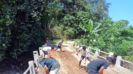 Puluhan Orang Muda Katolik (OMK) Stasi Aewoe membersihkan material lumpur dan batu di Jembatan Aetoro, Sabtu (13/9/2025), setelah banjir bandang menerjang Desa Aewoe, Kecamatan Mauponggo, Kabupaten Nagekeo.