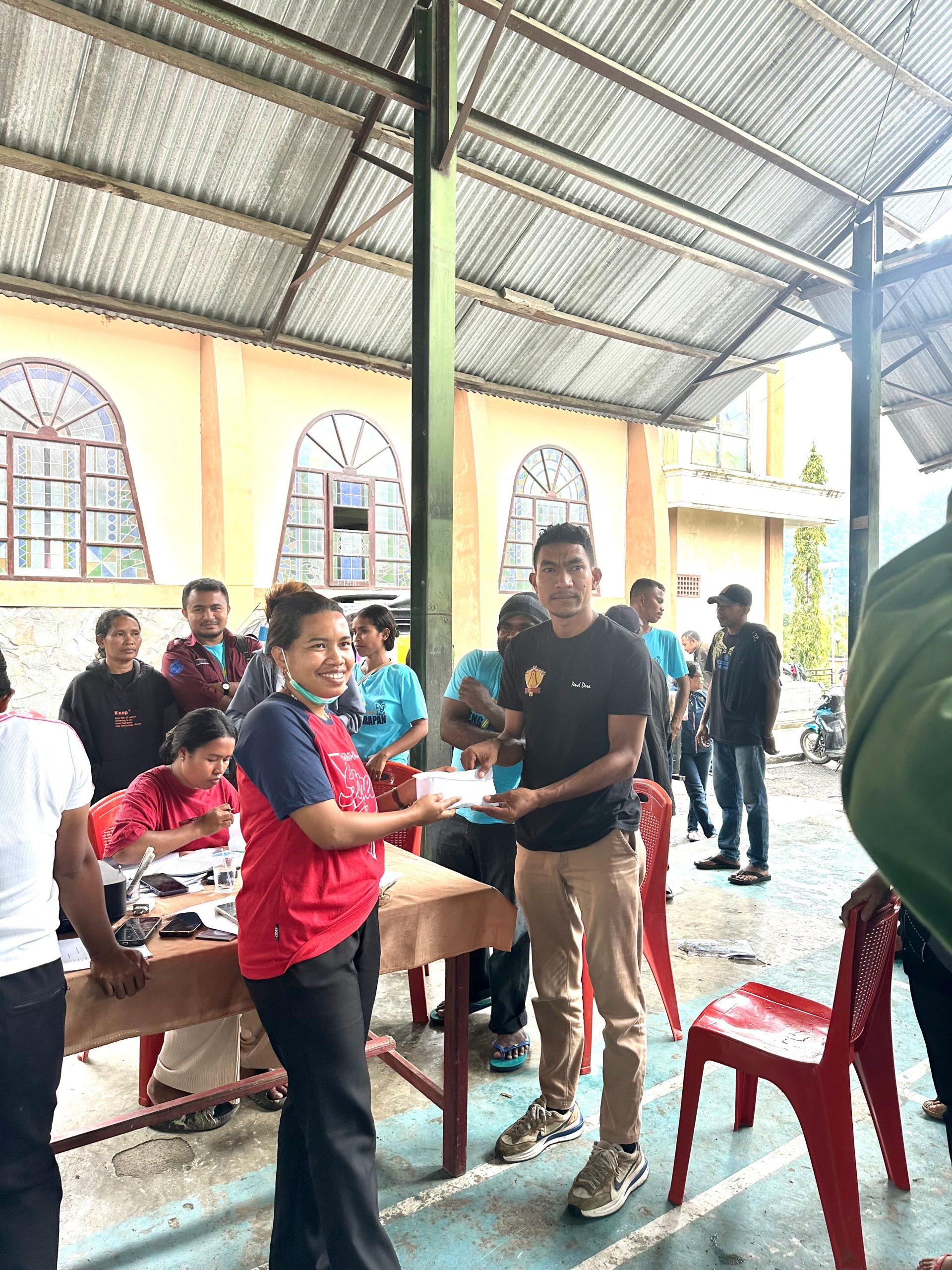 OMK dan Umat Paroki Boanio Salurkan Bantuan untuk Korban Banjir Bandang Mauponggo 3 OMK Paroki Boanio menyerahkan bantuan kepada relawan OMK Walosambi untuk korban banjir bandang di Mauponggo.