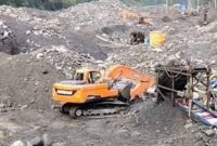 FOTO : Sebuah alat berat jenis excavator beroperasi di lokasi pertambangan, mengeruk material tanah dan batuan (Ziqro Fernando/SUARA UTAMA)