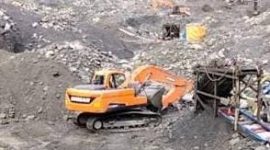 FOTO : Sebuah alat berat jenis excavator beroperasi di lokasi pertambangan, mengeruk material tanah dan batuan (Ziqro Fernando/SUARA UTAMA)