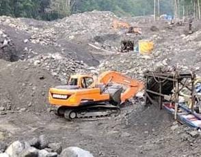 FOTO : Sebuah alat berat jenis excavator beroperasi di lokasi pertambangan, mengeruk material tanah dan batuan (Ziqro Fernando/SUARA UTAMA)