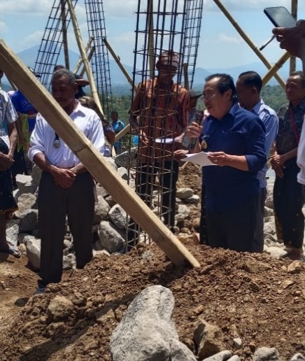 Bupati Nagekeo Resmikan Peletakan Batu Pertama Balai Pertemuan Desa Wea Au 5 Bupati Nagekeo Simplisius Donatus,S.H. melakukan peletakan batu pertama pembangunan Balai Desa Wea Au