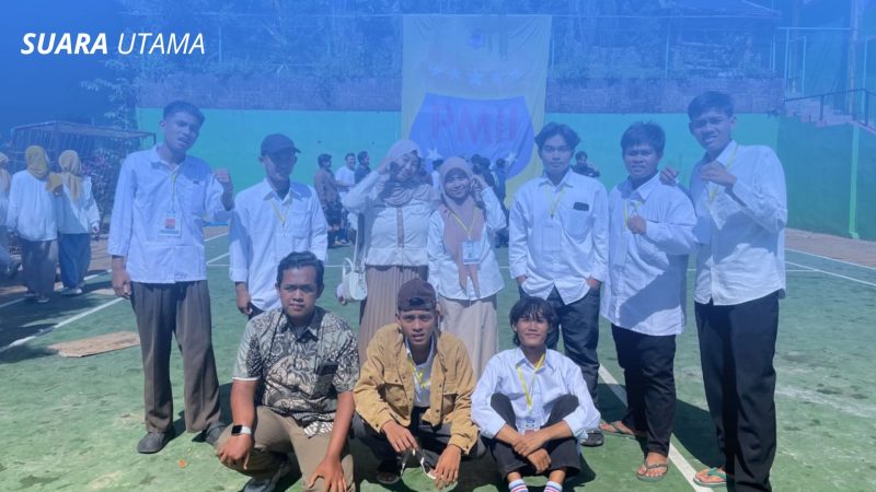 Peserta MAPABA (Masa Penerimaan Anggota Baru) 2025 Pergerakan Mahasiswa Islam Indonesia (PMII) Rayon Ushuluddin dan Filsafat, Komisariat UIN Sunan Ampel Cabang Surabaya berpose bersama seusai kegiatan di Villa Cahaya, Pacet, Mojokerto pada 26–28 September 2025. Acara ini menjadi pintu masuk kaderisasi formal PMII untuk melahirkan anggota baru yang berintegritas, kritis, dan berdaya guna bagi umat dan bangsa.