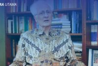 Franz Magnis-Suseno, filsuf dan rohaniwan Katolik, di ruang perpustakaan rumahnya. Karya akademisnya tentang pemikiran Karl Marx kini kembali jadi sorotan setelah penyitaan buku oleh aparat memicu kontroversi literasi dan hukum di Indonesia.