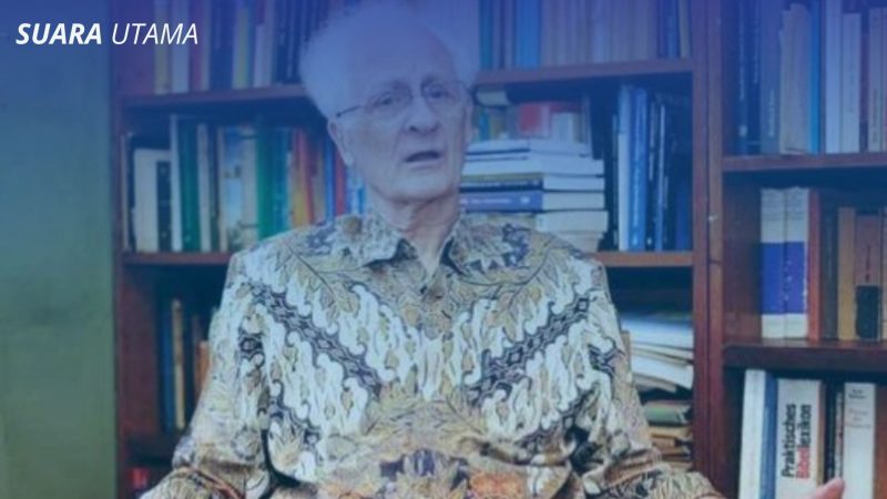 Franz Magnis-Suseno, filsuf dan rohaniwan Katolik, di ruang perpustakaan rumahnya. Karya akademisnya tentang pemikiran Karl Marx kini kembali jadi sorotan setelah penyitaan buku oleh aparat memicu kontroversi literasi dan hukum di Indonesia.