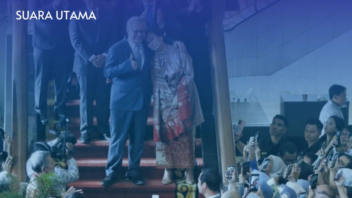 Sri Mulyani Indrawati didampingi suaminya, Tonny Sumartono, meninggalkan Gedung Kementerian Keuangan usai serah terima jabatan kepada Menteri Keuangan baru Purbaya Yudhi Sadewa, Selasa (9/9/2025). Momen perpisahan berlangsung haru dan dihadiri ratusan pegawai Kemenkeu.